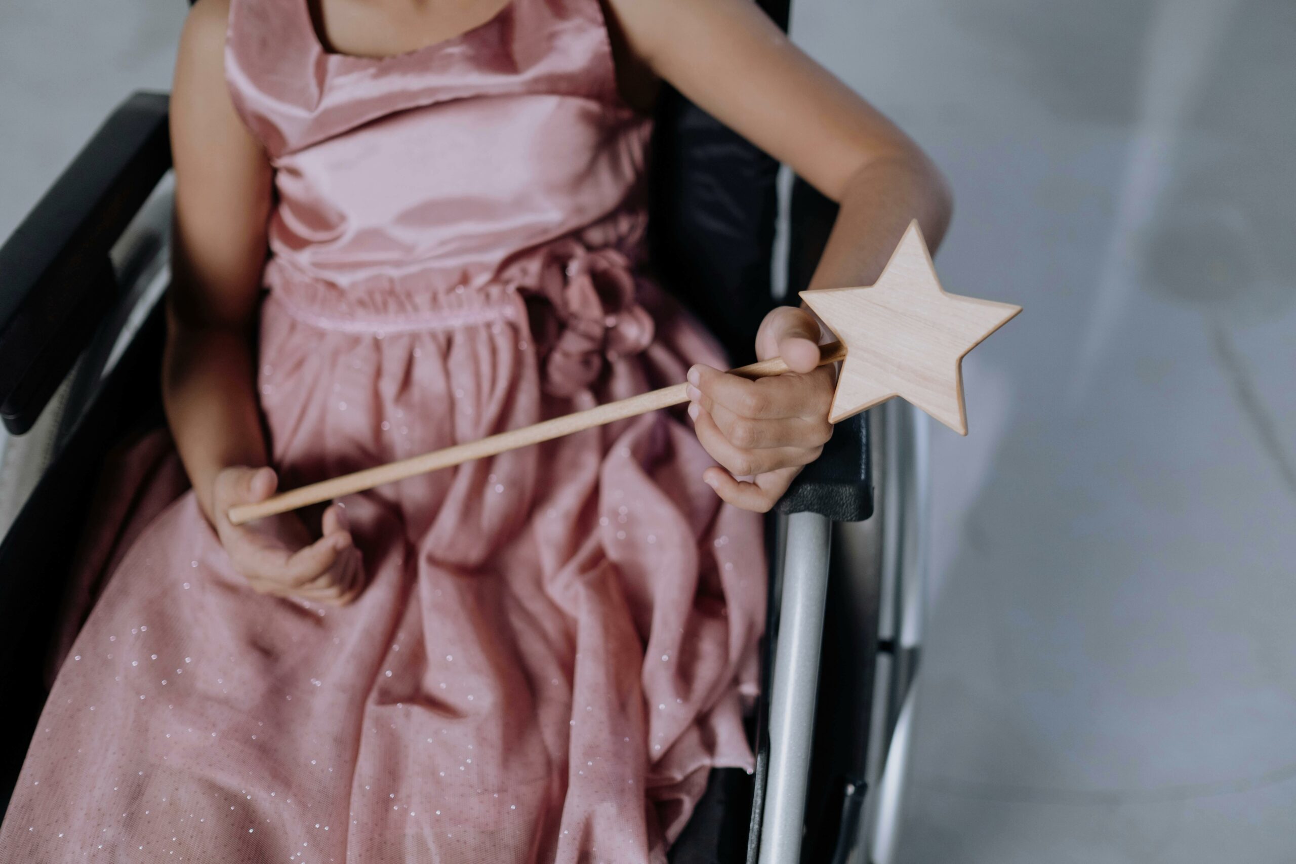 Enfant en fauteuil roulant avec une baguette magique